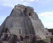 Kouzelnkova pyramida, Uxmal, Mexiko