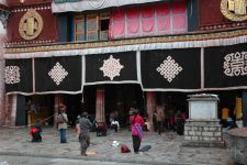 U vchodu do Jokhangu, Lhasa, Tibet