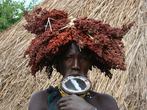 Jihozpadn Etiopie, dol Omo, Kibish:ena kmene Surma s hlinnou destikou ve rtu