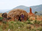 Cestopis z jihozpadn sti Etiopie: Vesnice kmene Borana kousek od msta Yabello byla skoro vylidnn, protoe vichni odchzeli k meit na bohosluby.
