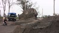 Obrzky ke strnce cestopis Indonsie: balvan pinesen laharem pod sopkou Merapi pobl msta Yogyakarta na ostrov Java