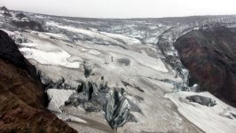 Stny i dno starho krteru sopky Mutnovskaja jsou pokryty ledem