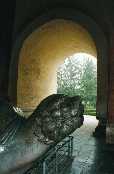 Hrobky dynastie Ming - kamenn elva se stlou na zdech, na