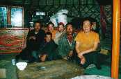Mongolsk rodina v jurt