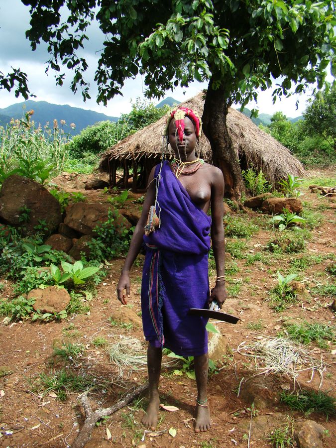 Jihozpadn Etiopie, dol Omo, Kibish:ena v surmsk vesnici