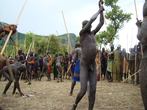 Jihozápadní Etiopie, údolí Omo, Kibish: Bojovník s tyčí nad hlavou