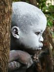 Jihozápadní Etiopie, údolí Omo, Kibish, Surmové: Chlapec ozdobený bílou křídou v křoví