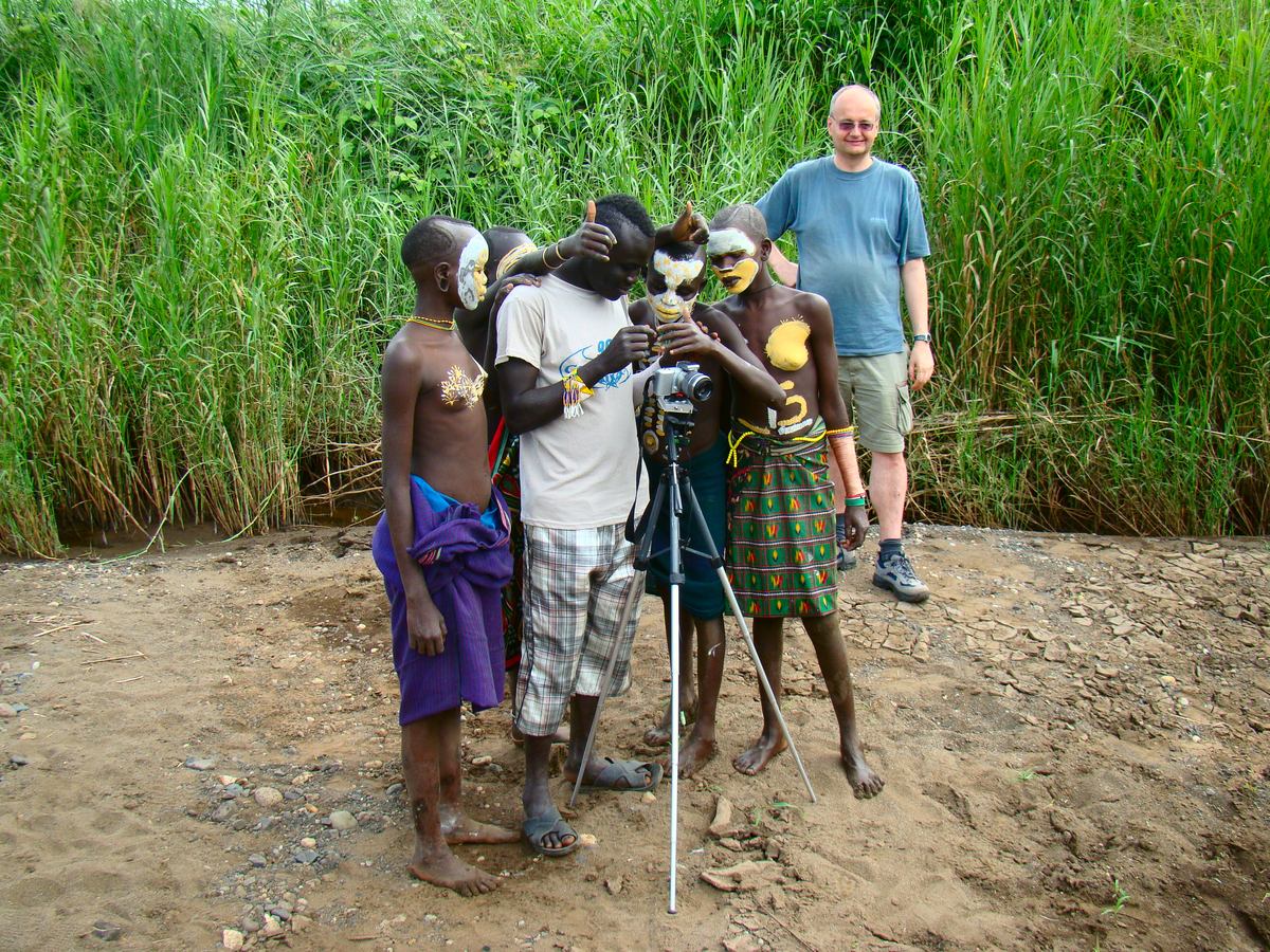 Jihozpadn Etiopie, dol Omo, Kibish: Dti a n domorod prvodce hled do fotoapartu, v pozad moje malikost