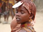 Jihozápadní Etiopie, údolí Omo, Turmi: Dívka z kmene Hamar na slavnosti skákání přes býky. Stejně jako ostatní dívky na slavnosti má vlasy má napuštěné směsí červené hlinky a tuku.