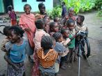 Cestopis z jihozápadní Etiopie, údolí řeky Omo: děti před videokamerou. Tady se za filmování nemuselo platit a tak tu bylo veselo - děti neměly od rodičů nařízeno, nechávat se fotografovat a tak vítězila jejich zvědavost. Prostě je to tady bavilo.