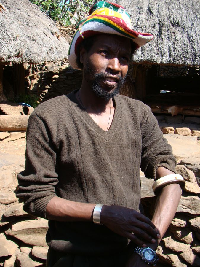 Cestopis z jihozpadn Etiopie: Tak toto je krl kmene Konso. Jak sami vidte, nen to dn divoch, ale civilizovan lovk. Vak taky studoval na univerzit v Addis Abeb.