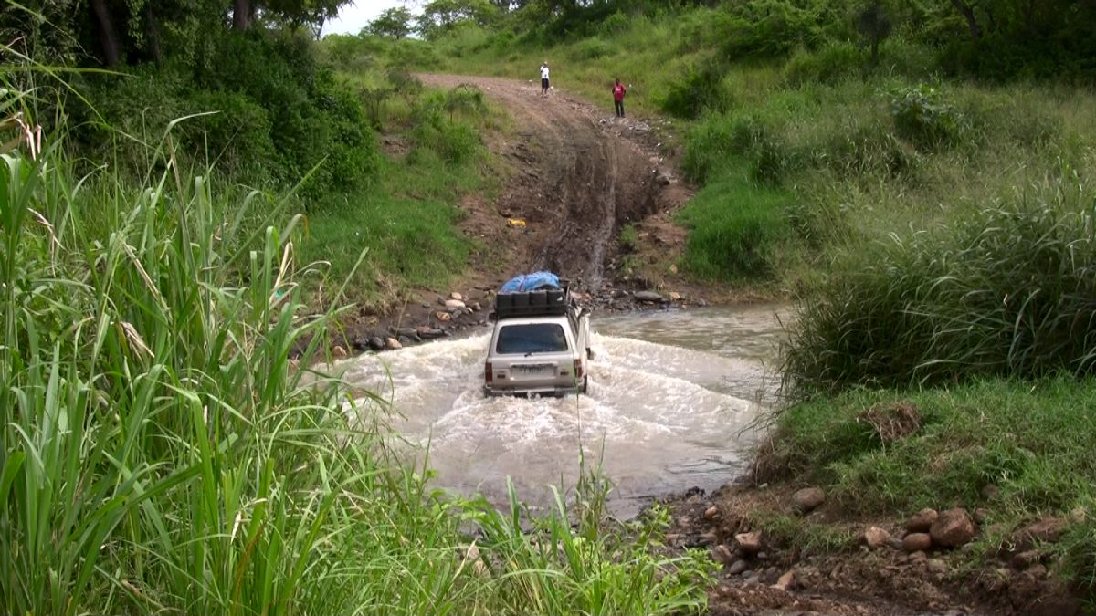 Jihozpadn Etiopie, dol Omo: Na jihu u nejsou mosty, ale mli jsme tst, hladina vody byla pomrn nzko.