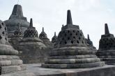 Obrázky ke stránce cestopis Indonésie, Java: chrám Borobudur, stupy na horní plošině chrámu