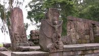Obrázky ke stránce cestopis Indonésie: chrám Candi Sukuh na ostrově Java, bůh Garuda (poznávací znaky jsou orlí zobák, křídla, koruna)