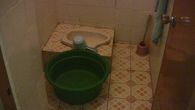 Obrázky ke stránce cestopis Indonésie: šufánek, univerzální nástroj na mytí i splachování  v koupelně, kterou tu nazývají kamar kecil (toaleta) nebo mandi (koupelna)
