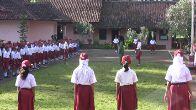 Obrázky ke stránce cestopis Indonésie: školáci při pondělním nástupu poblíž města Pangandaran