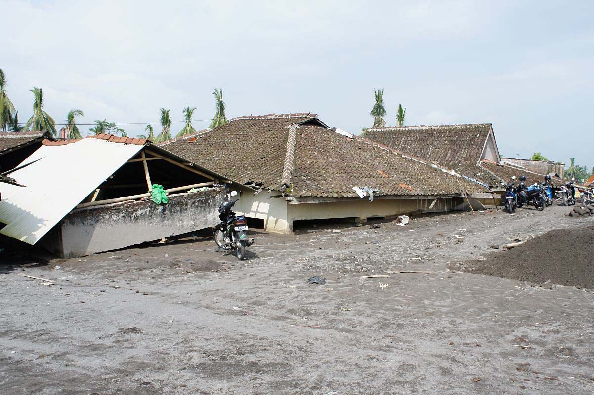 Obrzky ke strnce cestopis Indonsie: domy zasaen laharem, pobl msta Yogyakarta, ostrov Java