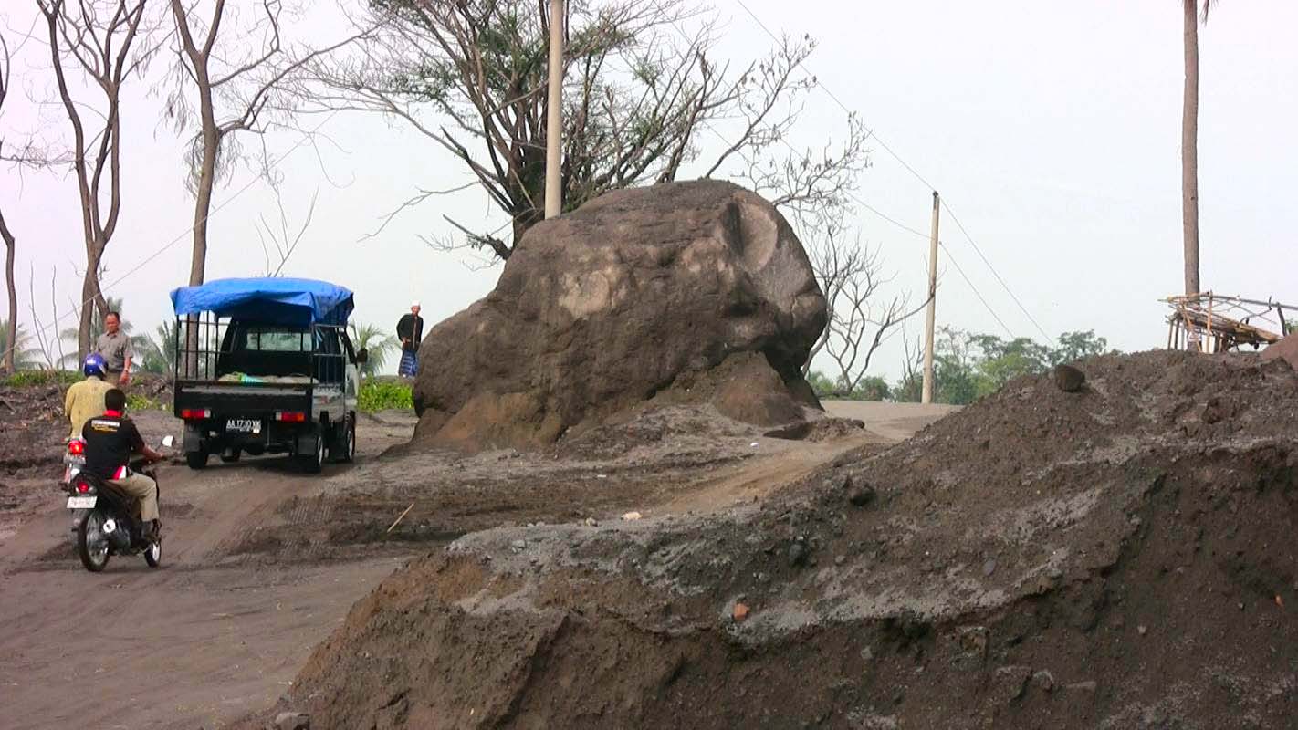 Obrzky ke strnce cestopis Indonsie: balvan pinesen laharem pod sopkou Merapi pobl msta Yogyakarta na ostrov Java