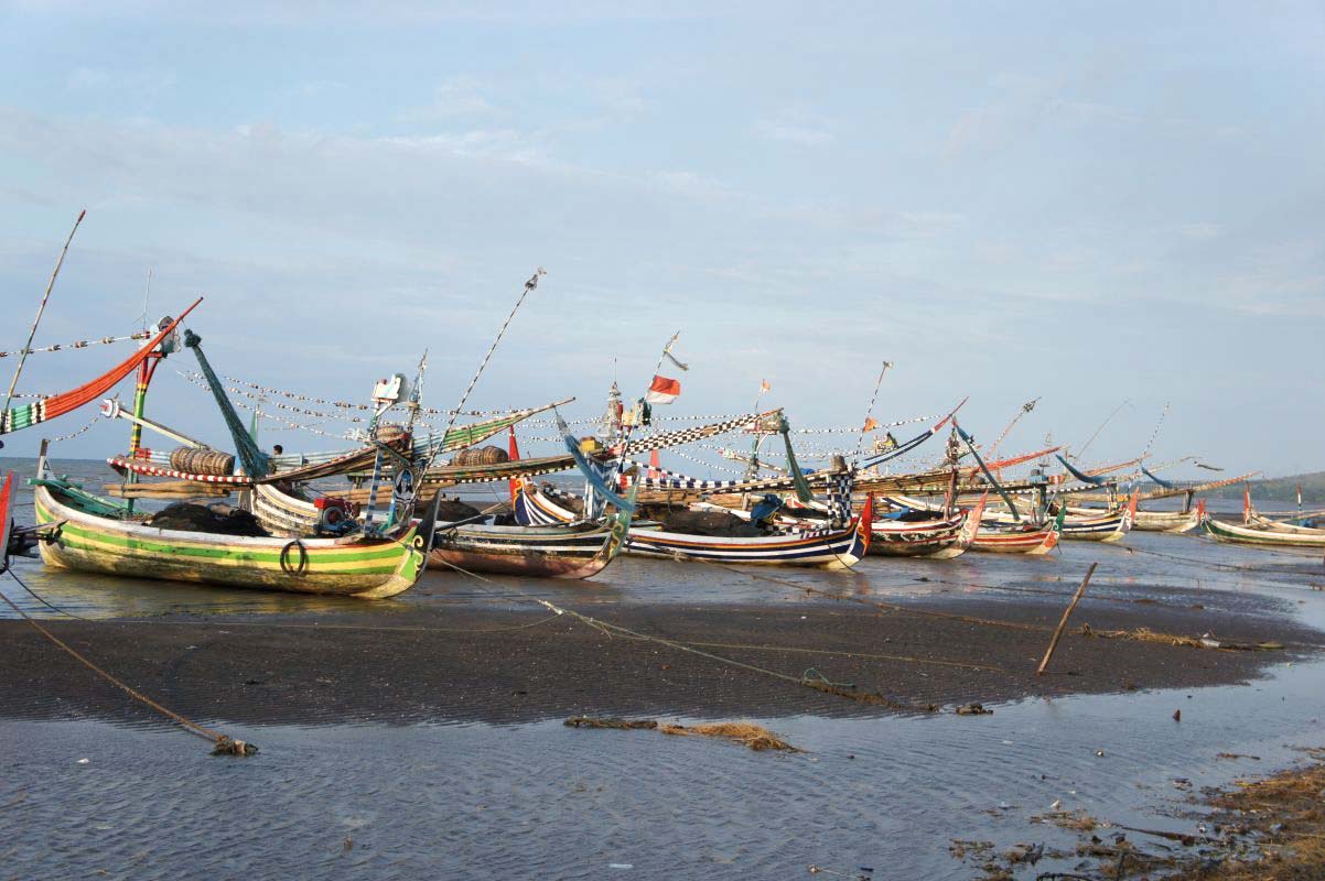 Obrzky ke strnce cestopis Indonsie: lod v pstavu na ostrov Java