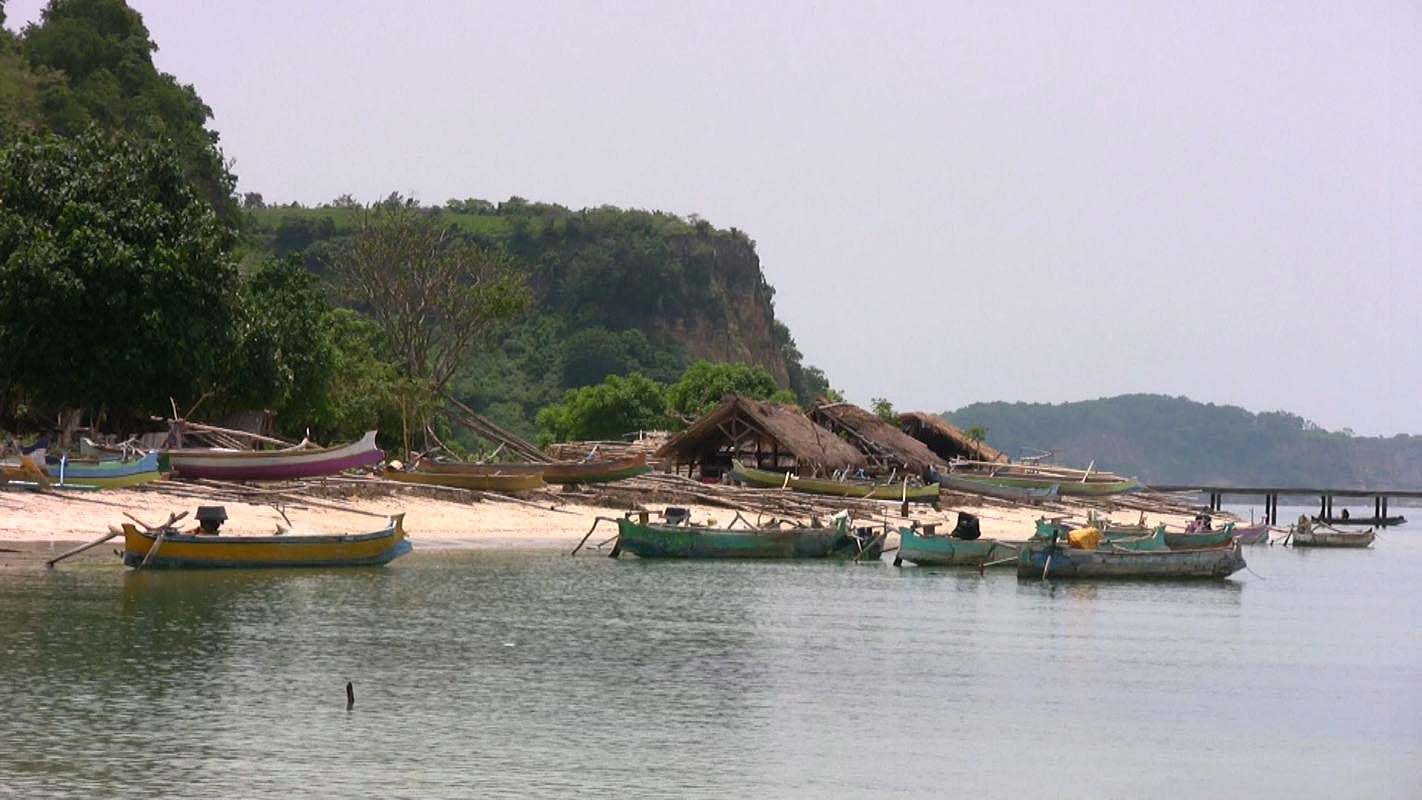 Obrzky ke strnce cestopis Indonsie, Lombok: lod u vesnice v zlivu Ekasi