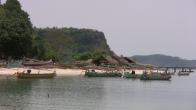 Obrázky ke stránce cestopis Indonésie, Lombok: lodě u vesnice v zálivu Ekasi