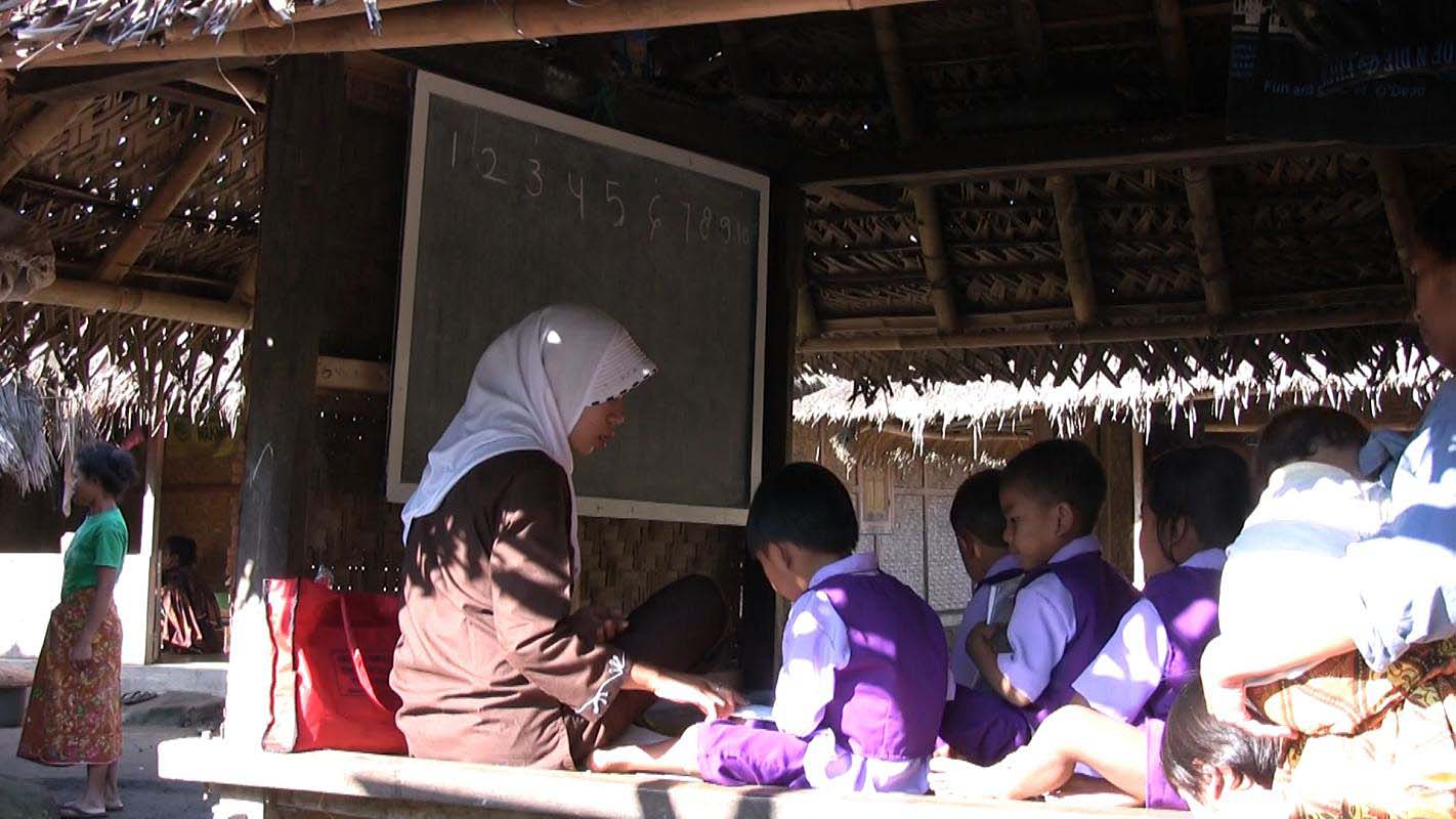 Obrzky ke strnce cestopis Indonsie, Lombok: kola v domorod vesnici v Sonaru