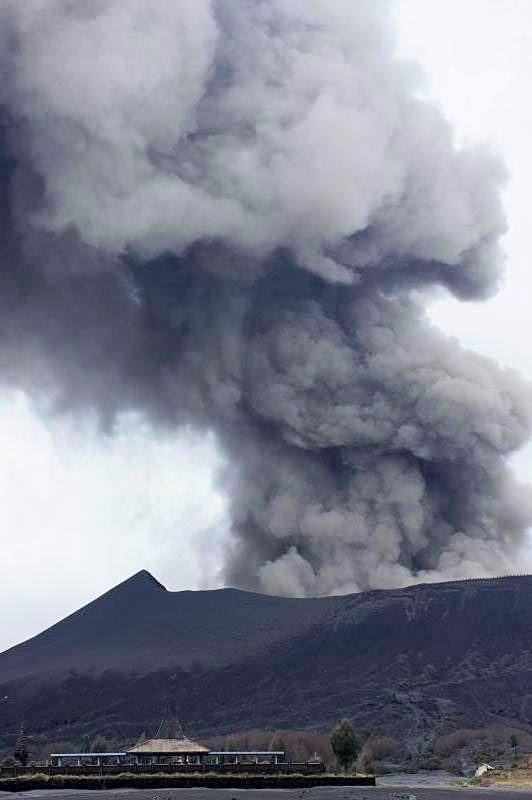 Bouc sopka Mount Bromo na ostrov Java. V poped chrm Luhur Potem