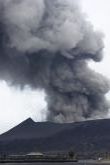 Bouřící sopka Mount Bromo na ostrově Java. V popředí chrám Luhur Potem