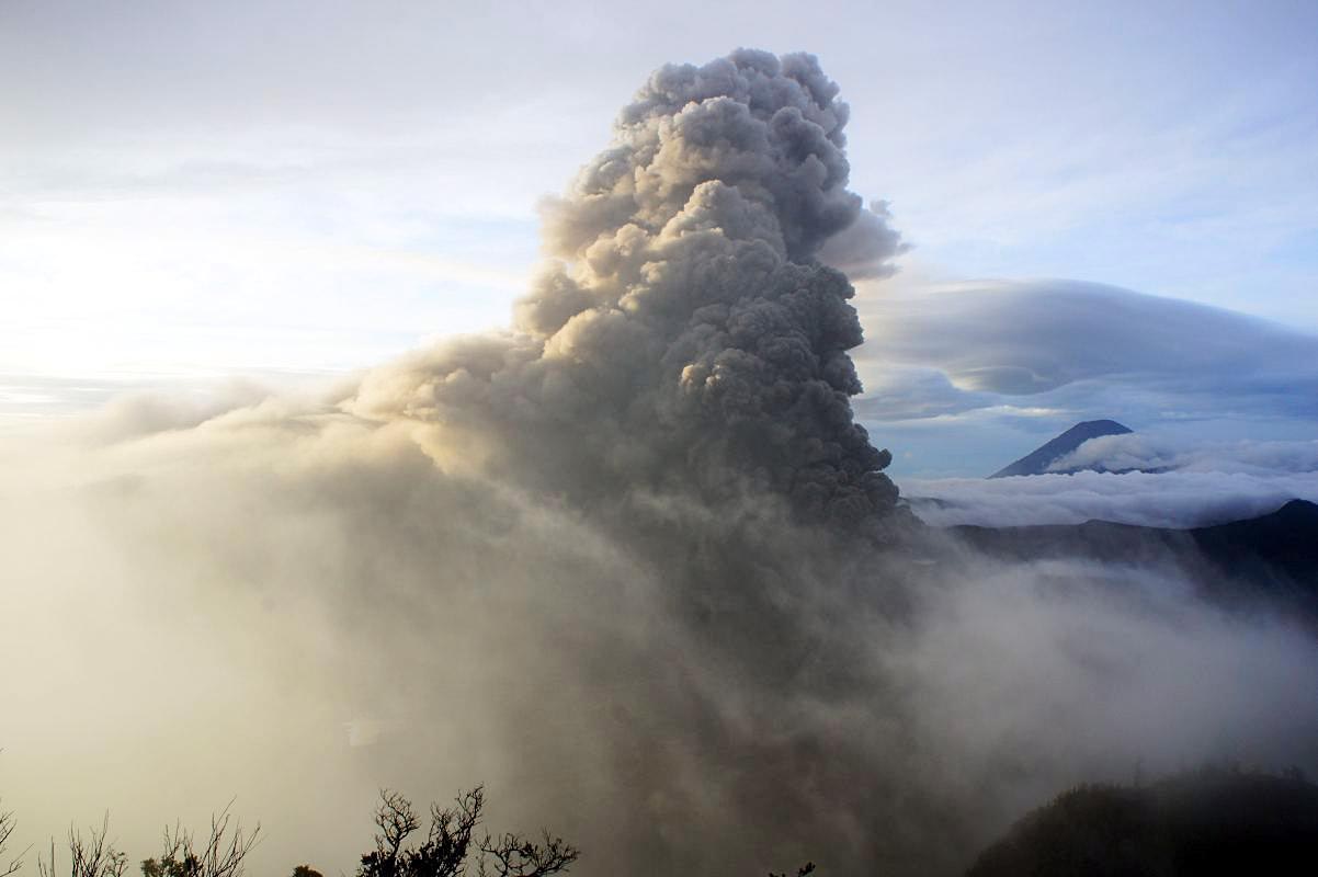 Obrzky ke strnce cestopis Indonsie: erupce sopky Mount Bromo z vyhldky na Penanjakan na ostrov Java