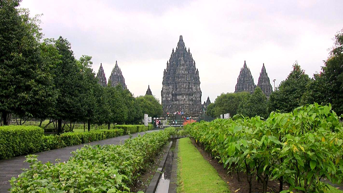 Obrzky ke strnce cestopis Indonsie, Java:  chrm Prambanan, celkov pohled