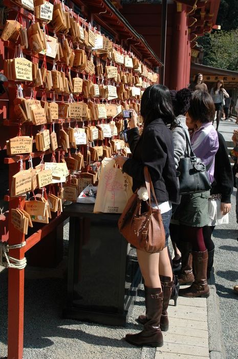 Obrzky k cestopisu Japonsko: Dvky u tabule, kde je mono zavsit pn napsan na tabulce