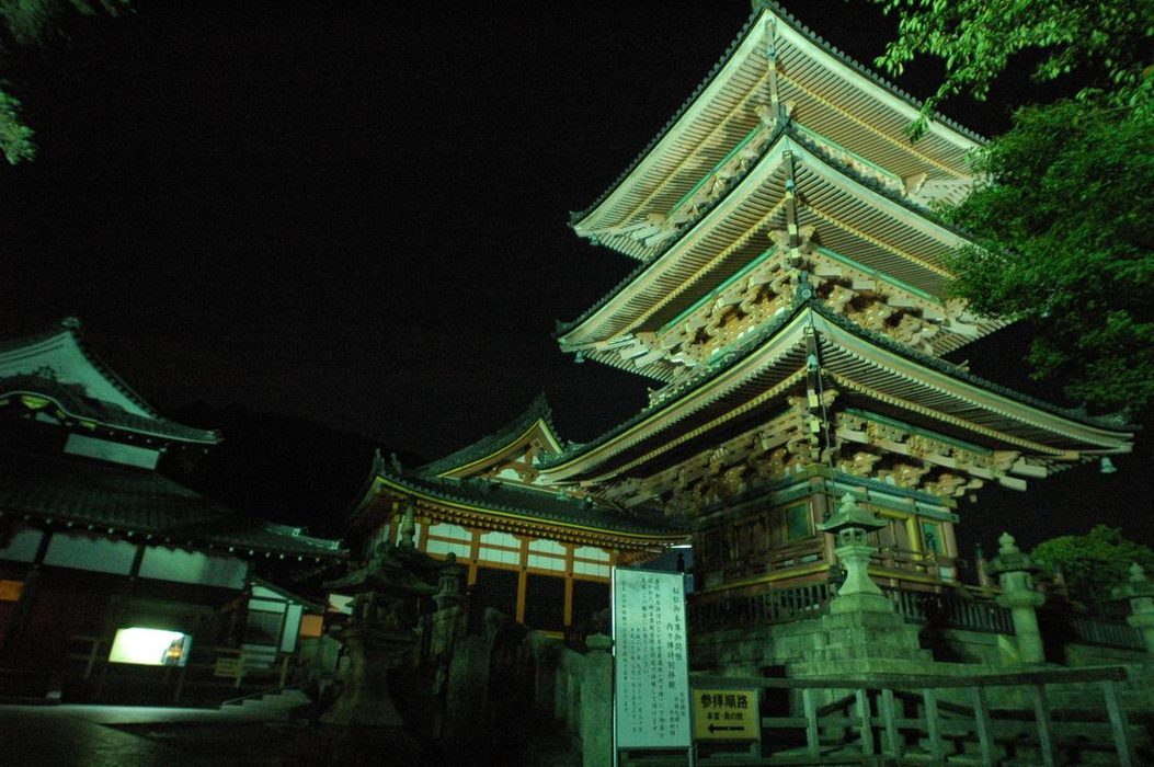 Obrzky k cestopisu Japonsko: Chrm Kiyomizudera v nonm osvtlen