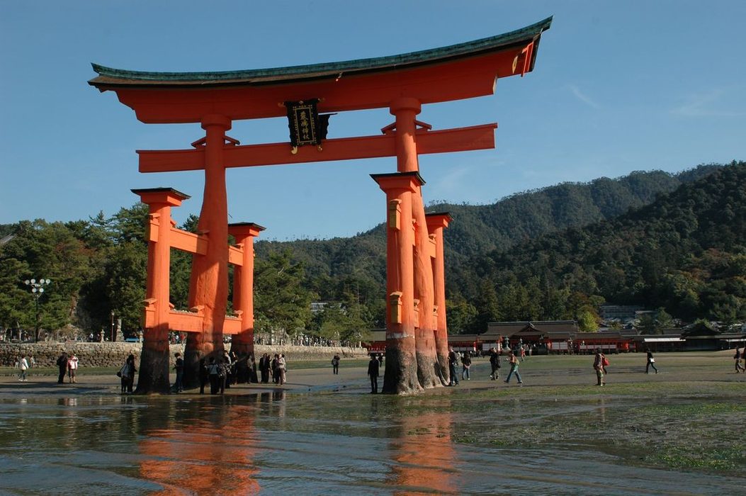 Obrzky k cestopisu Japonsko: Plovouc Torii na ostrov Miyajima stoj na mlin v zlivu