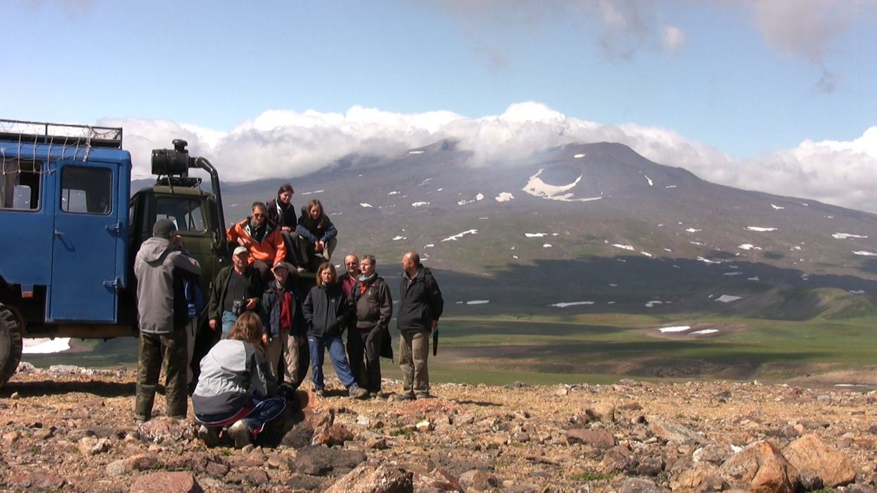Obrzky k cestopisu Kamatka: Skupinov fotka, na pozad sopka Goreli