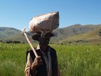 Cestopis z Madagaskaru: Zemědělec s pytlem na hlavě