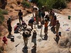 Cestopis z Madagaskaru: Roztloukání zlatonosné horniny