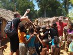 Cestopis z Madagaskaru: Milan rozdává dětem bombóny