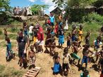 Cestopis z Madagaskaru: děti na břehu řeky