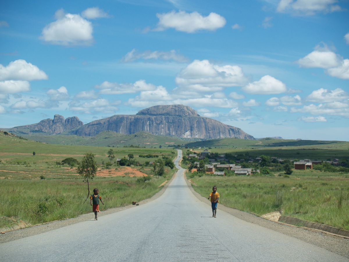 Cestopis z Madagaskaru: hora Bishops Hat nedaleko ped Isalem