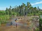 Cestopis z Madagaskaru: městečkem Ilakak protéká řeka