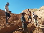 Cestopis z Madagaskaru: Dělníci v safírovém dolu
