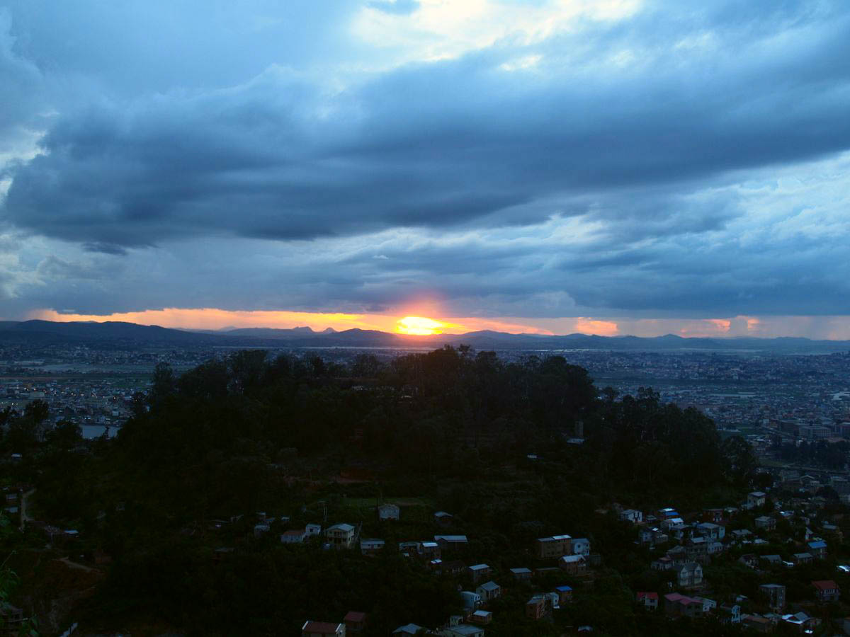 Cestopis z Madagaskaru: Zpad slunce nad Antananarivem