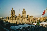 Mumraj na Zcalu z vky, v pozad metropolitn katedrla | Mexiko City, Mexiko