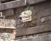 Jedna z hlav opeenho hada, Teotihuacn, Mexiko