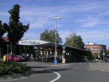 Bahnhof Fellbach (ndra) - v pozad Apart Hotel Fellbach