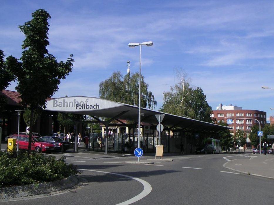 Obrzky k cestopisu Fellbach - Bahnhof Fellbach (ndra) - v pozad Apart Hotel Fellbach