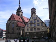 Vlevo Stiftkirche, vpravo Fruchtkasten