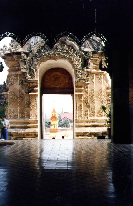 Obrzky k cestopisu Severn Thajsko - Wat Phra Sing. pln vzadu v prhchodu je vidt pohebn hranici