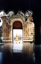 Wat Phra Sing. pln vzadu v prhchodu je vidt pohebn hranici.