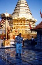 Wat Doi Suthep. Zkaz vstupu v krtkch kalhotch - museli jsme si pjit dlouh kalhoty.